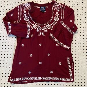 Escapada Burgundy Blouse with White Embroidery